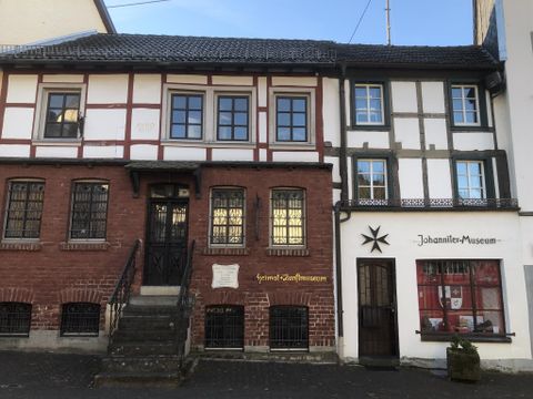 Ein historisches Gebäude mit Fachwerk-Elementen und roten Ziegeln. Es beherbergt das Johannis-Museum und zeigt traditionelle Architektur.
