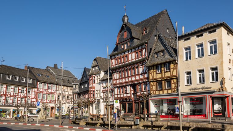 Historische Fachwerkhäuser in Adenau bei klarem Himmel.