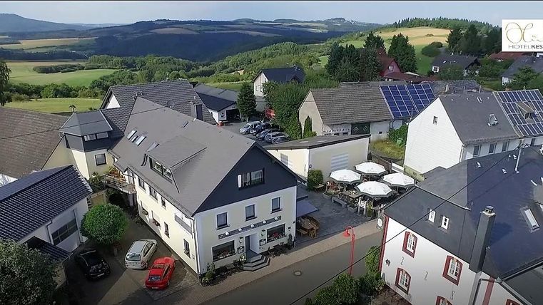 A quiet village with modern houses and a restaurant. The surroundings are mountainous and green, ideal for excursions into nature.
