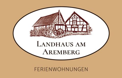 Une maison de campagne traditionnelle avec un joli design à colombages. Idéale pour des locations de vacances.