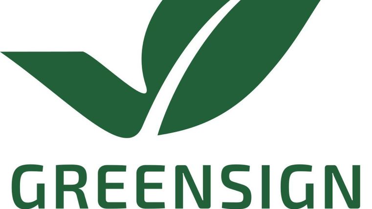 Een groen logo met een blad en de tekst "GREENSIGN HOTEL". Het straalt een gevoel van duurzaamheid en verbondenheid met de natuur uit.