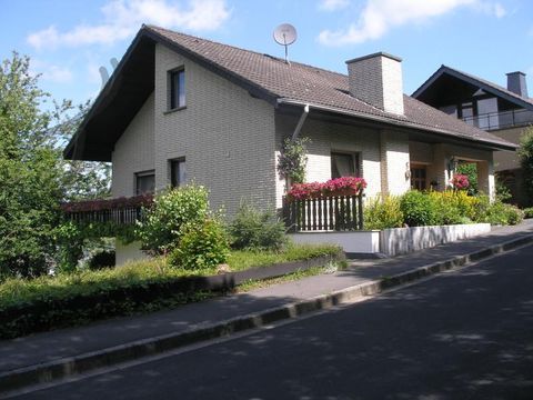 Een moderne eengezinswoning met een mooie voortuin. De gevel is licht en de omgeving is groen en uitnodigend.