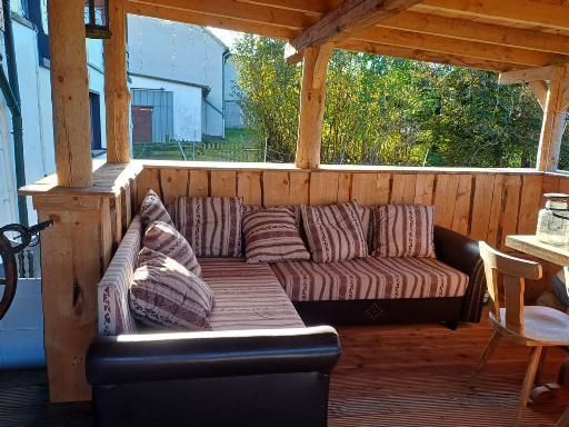 Sur le coin du canapé, il est agréable de se détendre.