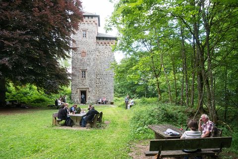 Besucher auf dem Vorplatz am Tag des offenen Turms