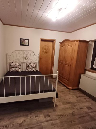 Au rez-de-chaussée se trouve notre confortable chambre double avec un lit double de 1,40 x 2,00 m et une salle de bain privative.