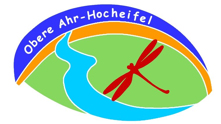Logo des Naturschutzgroßprojekts Obere Ahr Hocheifel mit einer stilisierten Libelle und einem Fluss.
