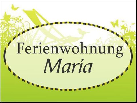 Eine Anzeige für eine Ferienwohnung namens "Maria". Der Hintergrund ist grün mit dekorativen Elementen wie Pflanzen und Vögeln.