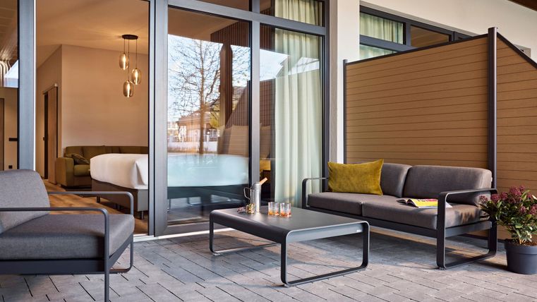 Een moderne patio met stijlvolle meubels. De ruimte is helder en uitnodigend, ideaal om te ontspannen.