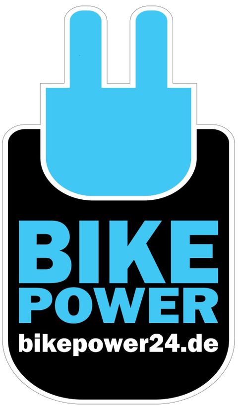 Ein Logo von Bike Power mit einem blauen Stecker und schwarzem Hintergrund. Die Websiteadresse bikepower24.de ist ebenfalls angegeben.