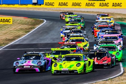 Ein aufregendes Autorennen mit vielen bunten Rennwagen auf der Strecke. Die Fahrzeuge fahren eng beieinander auf einem kurvenreichen Kurs.