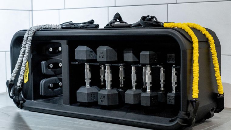 Een compacte fitnessapparatuur met verstelbare dumbbells en weerstandsbanden. Ideaal voor een effectieve training thuis.