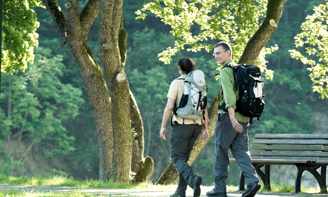 Hikers on the AhrSteig at the pond in Blankenheim, © Ahrtaltourismus e.V.