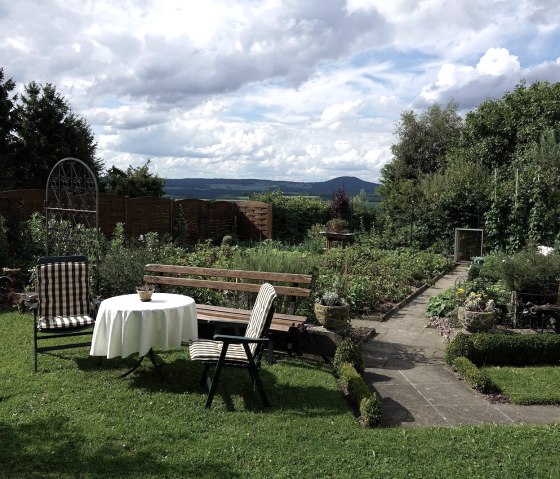 Liegewiese mit Sitzgelegenheit, &copy; Haubrichs