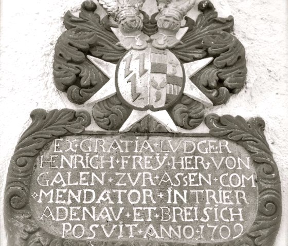 Tafel &uuml;ber Haupteingang Altes Pfarrhaus, &copy; Graichen