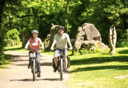 Het Vulkanpark fietspad loopt door het Nettepark met sculpturen, © Eifel Tourismus GmbH, Dominik Ketz