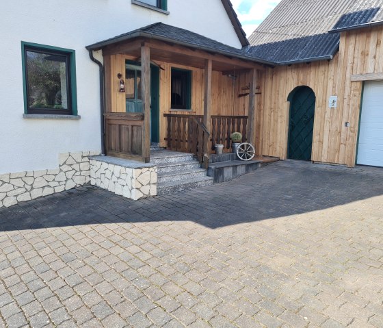 Eingangsbereich mit Hof, &copy; Hoffmann, Western Cottage Hocheifel