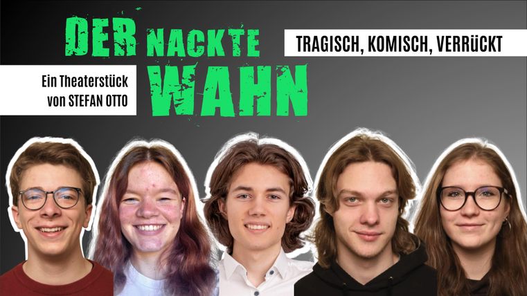 Eine Gruppe junger Menschen steht am Bildrand. Der Text zeigt den Titel eines Theaterstücks und beschreibt es als tragisch, komisch und verrückt.