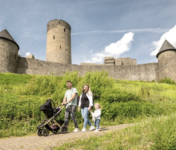 Familienbesuch Burgruine N&uuml;rburg mit Aussichtsturm, &copy; TI Hocheifel-N&uuml;rburgring, D. Ketz