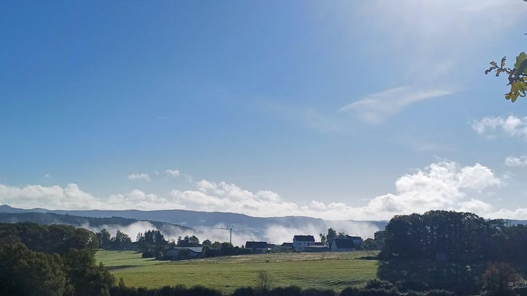 Senscheid est situé à environ 500 mètres d'altitude et offre de magnifiques panoramas sur le paysage de l'Eifel.