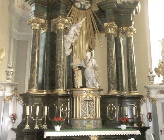 Altar Pfarrkirche St. Nikolaus Aremberg, &copy; Tourist-Information Hocheifel-N&uuml;rburgring, Rita Kaiser