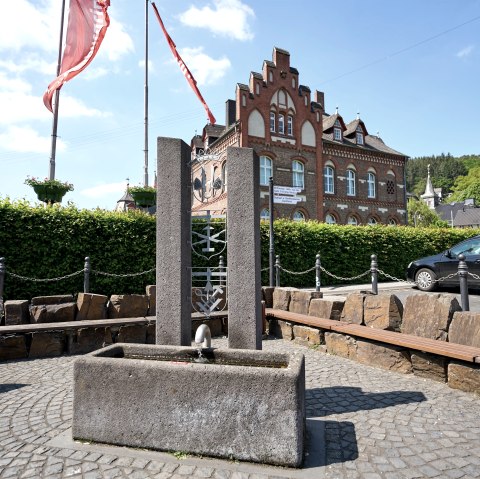 Sitzgelegenheit am Zunftbrunnen, © Tourist-Information Hocheifel-Nürburgring