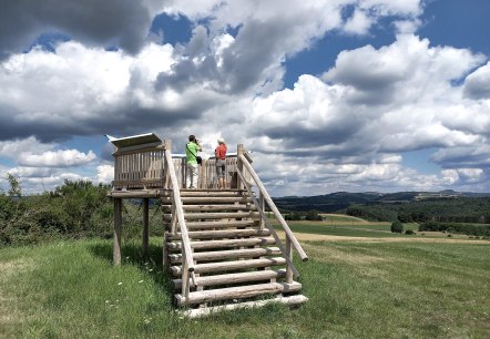 Zwei Personen stehen auf einer Holzplattform und blicken in die weite Landschaft. Der Himmel ist teils bew&ouml;lkt, teils blau., &copy; Siegfried M&uuml;ller