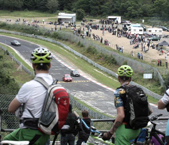 Nordschleife mit Bikern, &copy; Schanze Communication