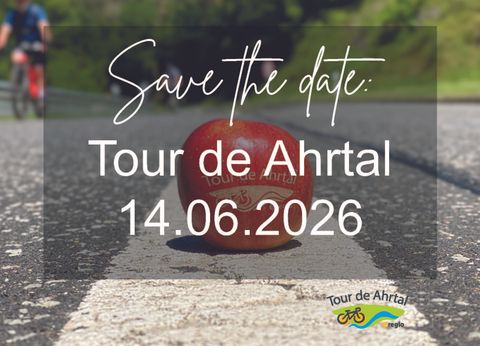 Ein roter Apfel liegt auf einer Straße, auf der Radfahrer unterwegs sind. Darunter steht "Save the date: Tour de Ahrt 14.06.2026".