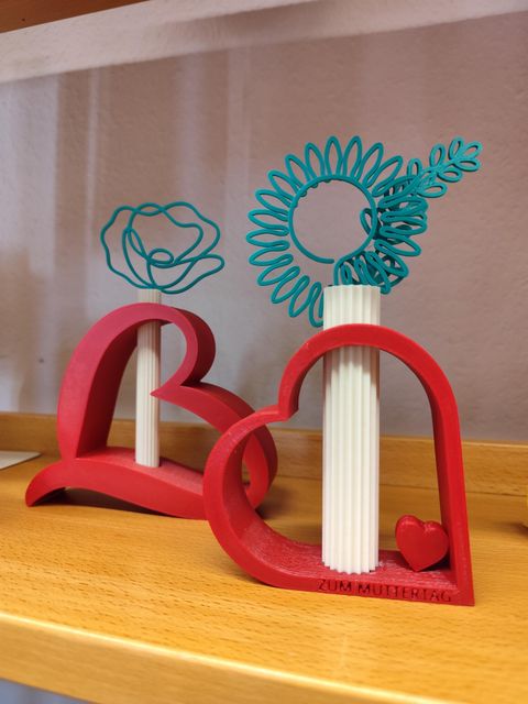 Ein lächelnder Mann hält einen Korb mit frischem Gemüse und Kräutern. Im Hintergrund blühen bunte Blumen.