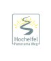 Logo des Hocheifel Panorama Wegs: Ein stilisierter, geschwungener Weg vor einer aufgehenden Sonne, umrahmt von einem Rechteck., © TI Hocheifel-Nürburgring