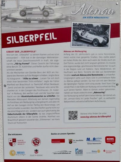 Un panneau d'information sur les voitures de course "Flèches d'Argent" à Adenau. Il décrit l'histoire et l'importance de ces célèbres véhicules de course.