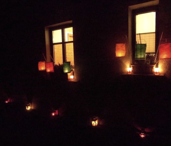 Haus mit Lampions geschm&uuml;ckt, &copy; Rita Kaiser