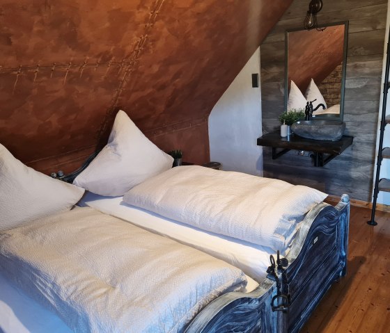 Schlafzimmer "Gef&auml;ngnis" Betten, &copy; Hoffmann, Western Cottage Hocheifel