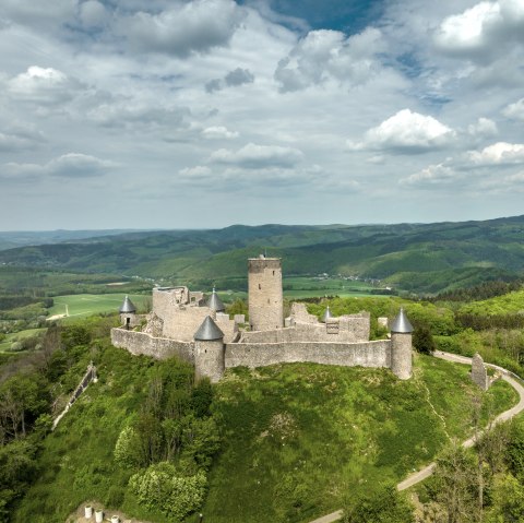 Ansicht der Burgruine N&uuml;rburg umgeben von der Landschaft im Hintergrund die Eifelh&ouml;hen. 