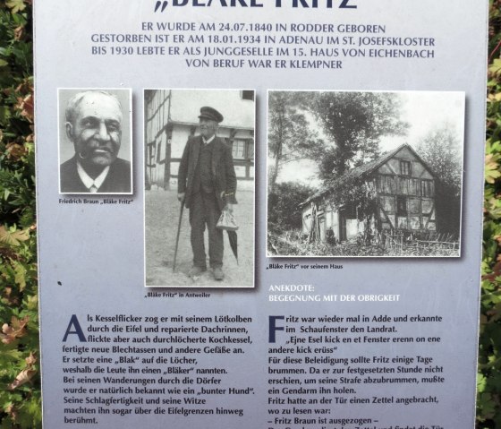 Infotafel über Friedrich Braun, bekannt als 'Bläke Fritz', mit Fotos und Text über sein Leben als Kesselflicker und Anekdoten aus der Eifel., © TI Hocheifel-Nürburgring©VG Adenau