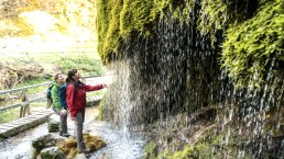 Verfrissing bij de Dreim&uuml;hlen waterval op de Eifelsteig, &copy; Eifel Tourismus GmbH, D. Ketz
