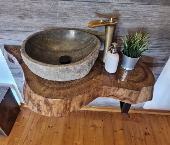 Schlafzimmer "Mine" Waschplatz, &copy; Hoffmann, Western Cottage Hocheifel