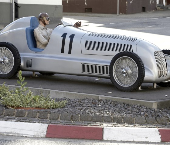 Ortseingang Adenau, Silberpfeil, &copy; TI Hocheifel-N&uuml;rburgring, Jonathan_Andrews