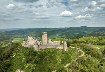 Ansicht der Burgruine Nürburg umgeben von der Landschaft im Hintergrund die Eifelhöhen. , © TI Hocheifel Nürburgring, D. Ketz 