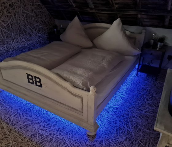 Schlafzimmer "Stall" indirekte Beleuchtung, &copy; Hoffmann, Western Cottage Hocheifel