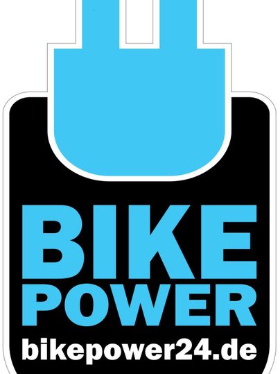 Ein Logo von Bike Power mit einem blauen Stecker und schwarzem Hintergrund. Die Websiteadresse bikepower24.de ist ebenfalls angegeben.