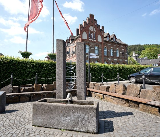 Sitzgelegenheit am Zunftbrunnen, © Tourist-Information Hocheifel-Nürburgring