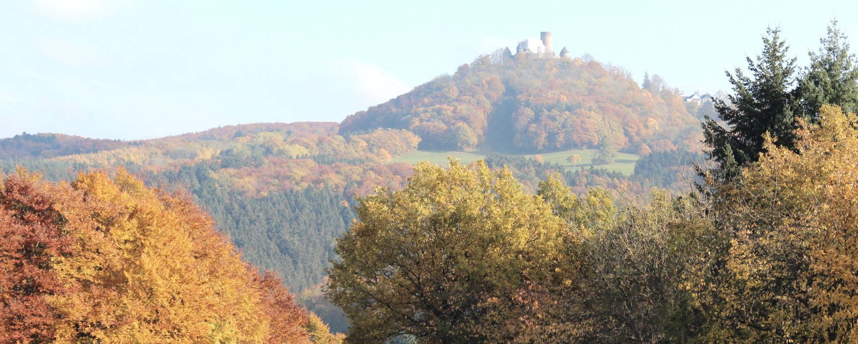 Blick auf die Nürburg im Herbst, © Walter Schmitz