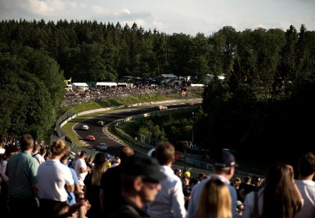 Nordschleife mit Fans, © NürburgringPressefoto©ChristianHahn
