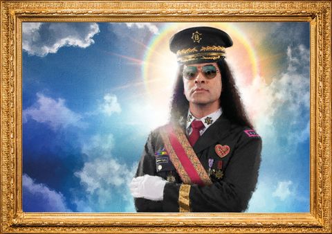 Ein Mann in Militäruniform mit Sonnenbrille steht stolz im Vordergrund. Im Hintergrund leuchten Wolken und ein helles Licht.