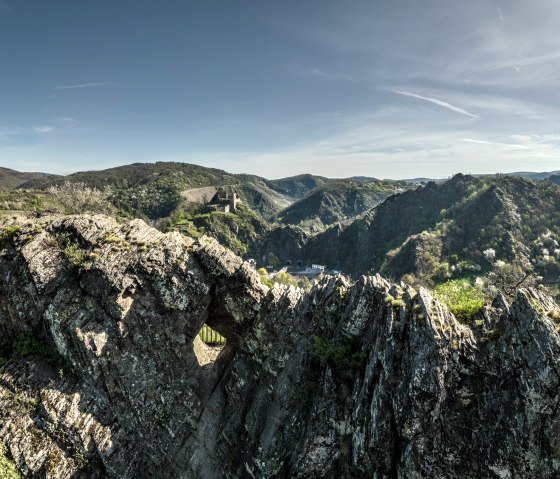 View of the teufelsloch in Altenahr from the AhrSteig trail, © Ahrtaltourismus, Dominik Ketz