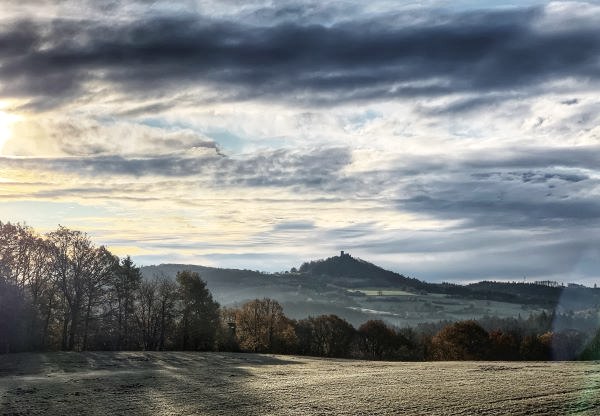 Winterfrost auf Wald und Wiesen mit Blick zur Burgruine N&uuml;rburg, &copy; Sebastian Schulte