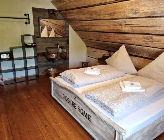 Bett Minenzimmer, &copy; Hoffmann, Western Cottage Hocheifel