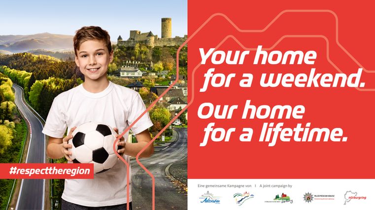 Junge mit Fußball steht auf einer Landstraße vor einer grünen Hügellandschaft mit Burg im Hintergrund. Daneben roter Bereich mit dem Text „Your home for a weekend. Our home for a lifetime.“ sowie Logos der Partner der Kampagne.