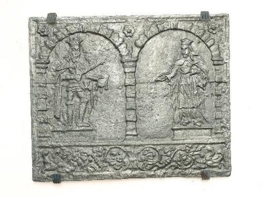 Eine dekorative Metallplatte mit reliefförmigen Darstellungen von zwei Figuren in Bögen. Die Figuren tragen historische Kleidung und stehen in einem architektonischen Rahmen.